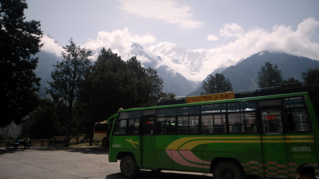Reckong Peo bus station.